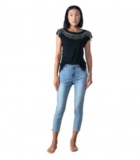 High-waisted jeans with rhinestone band